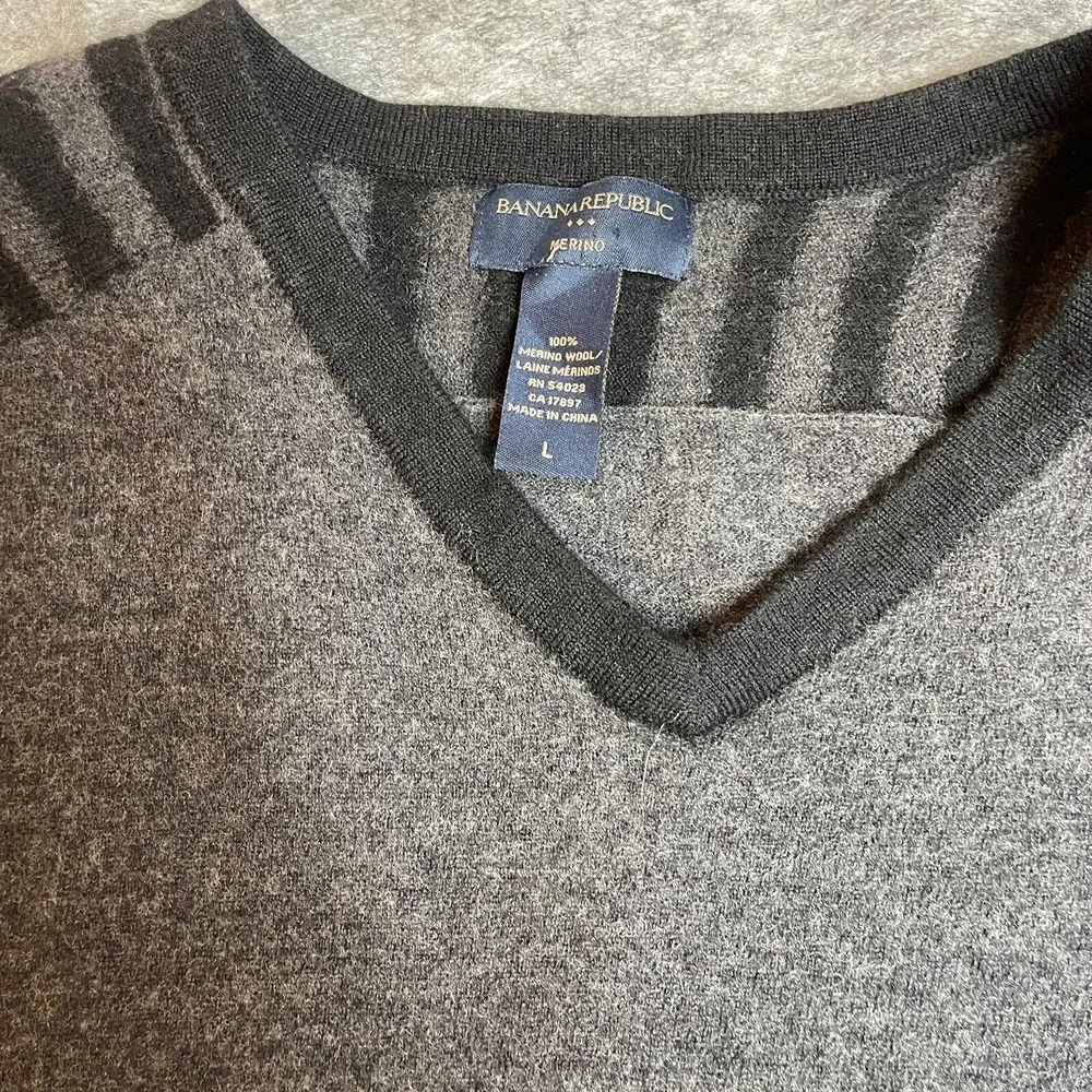 BANANA REPUBLIC Men's Large Merino Wool Sweater GRAY‎ V Neck Pullover Casual